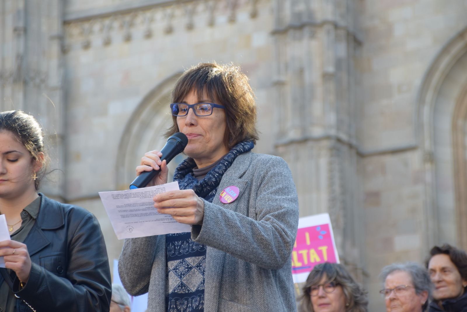 Neus Forcano, de Alcem la veu, pronuncia su discurso el 8 de marzo de 2020.