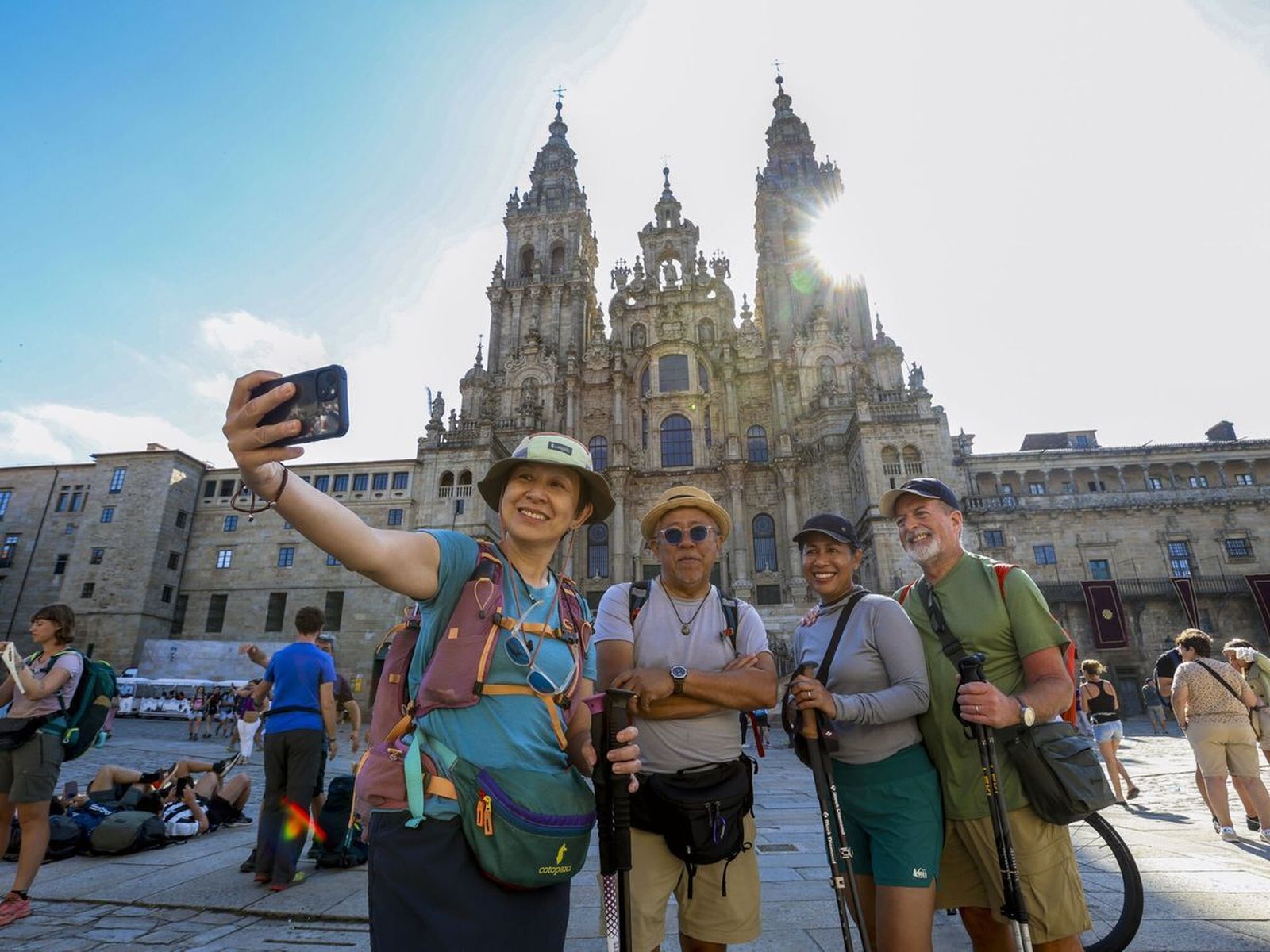 Peregrinos frente a la catedral compostelana
