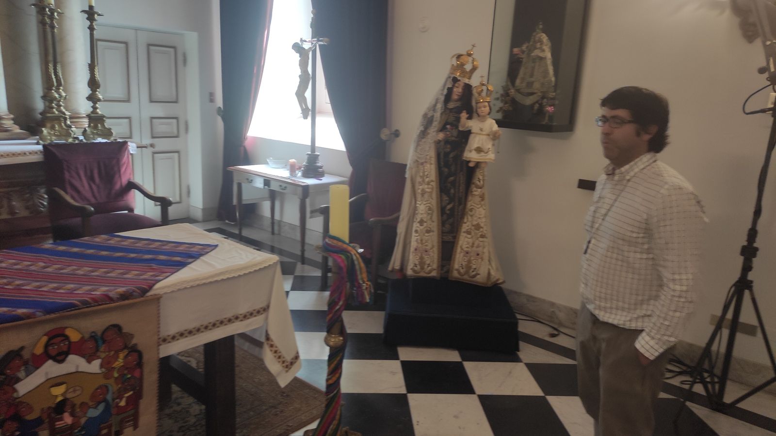 Nicolás Viel en la capilla del Palacio de La Moneda en Chile