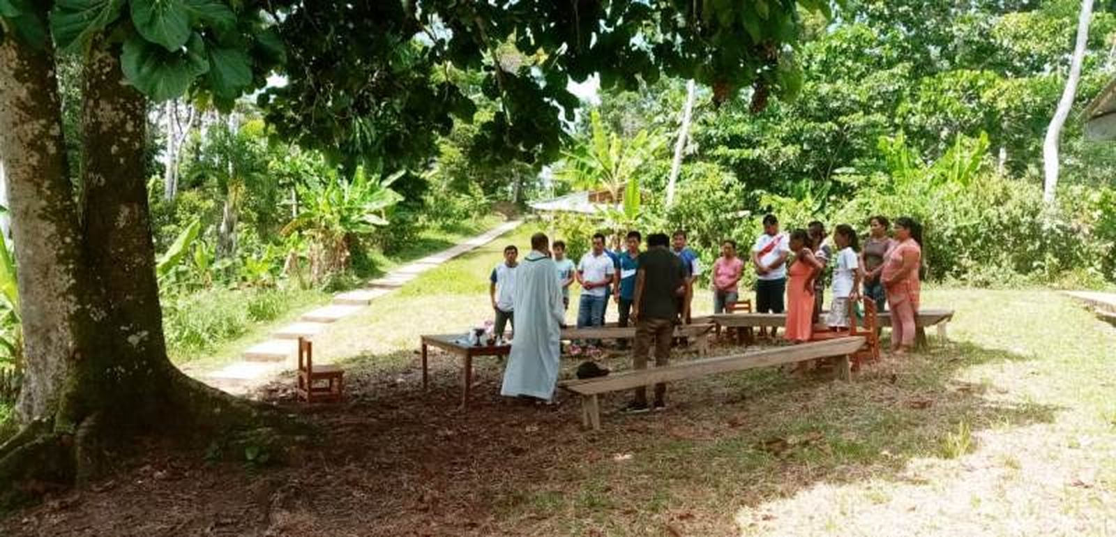 Eucaristía bajo el zapote
