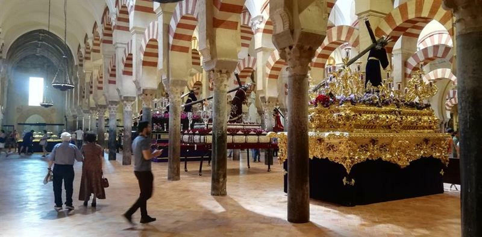 Pasos procesionales instalados en el interior de la Mezquita-Catedral