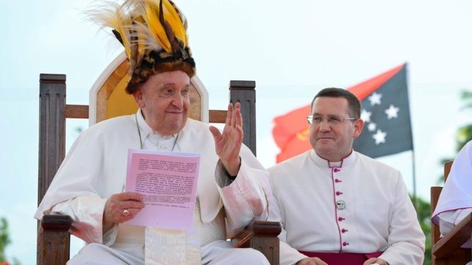 El Papa saluda con el tocado de plumas en la cabeza