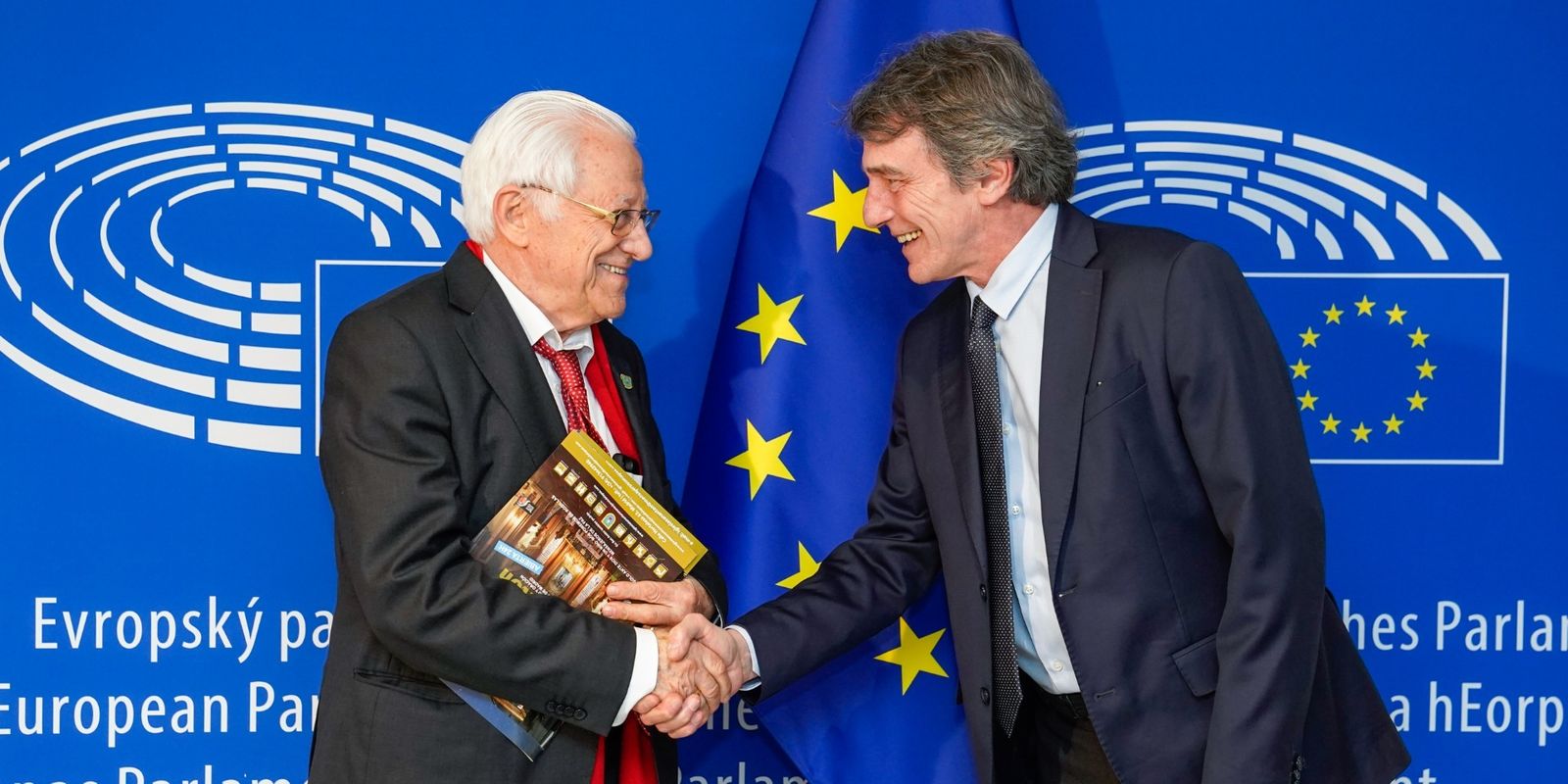 El padre Ángel, con David Sassoli