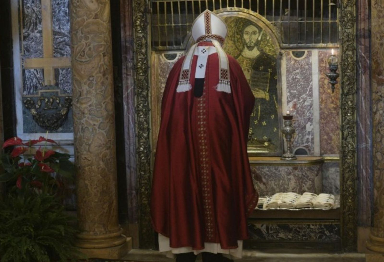 El Papa, ante la tumba de Pedro