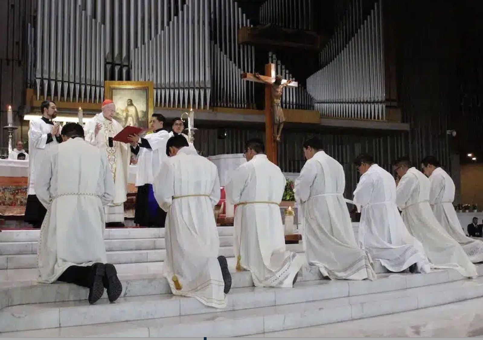 El cardenal Aguiar con los nueve siete diáconos