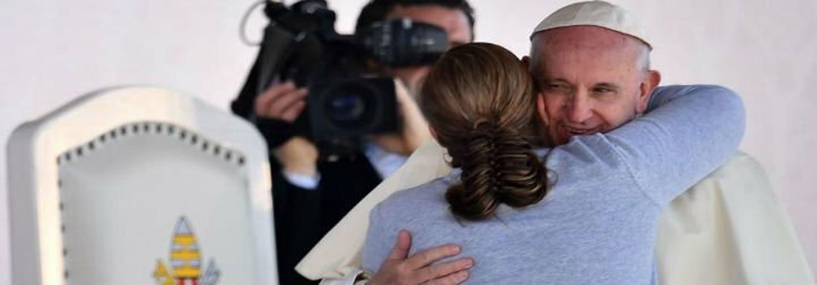 El Papa abraza a una reclusa de la cárcel de Ciudad Juárez