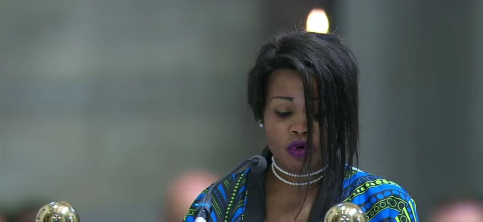 Congoleña lee una lectura