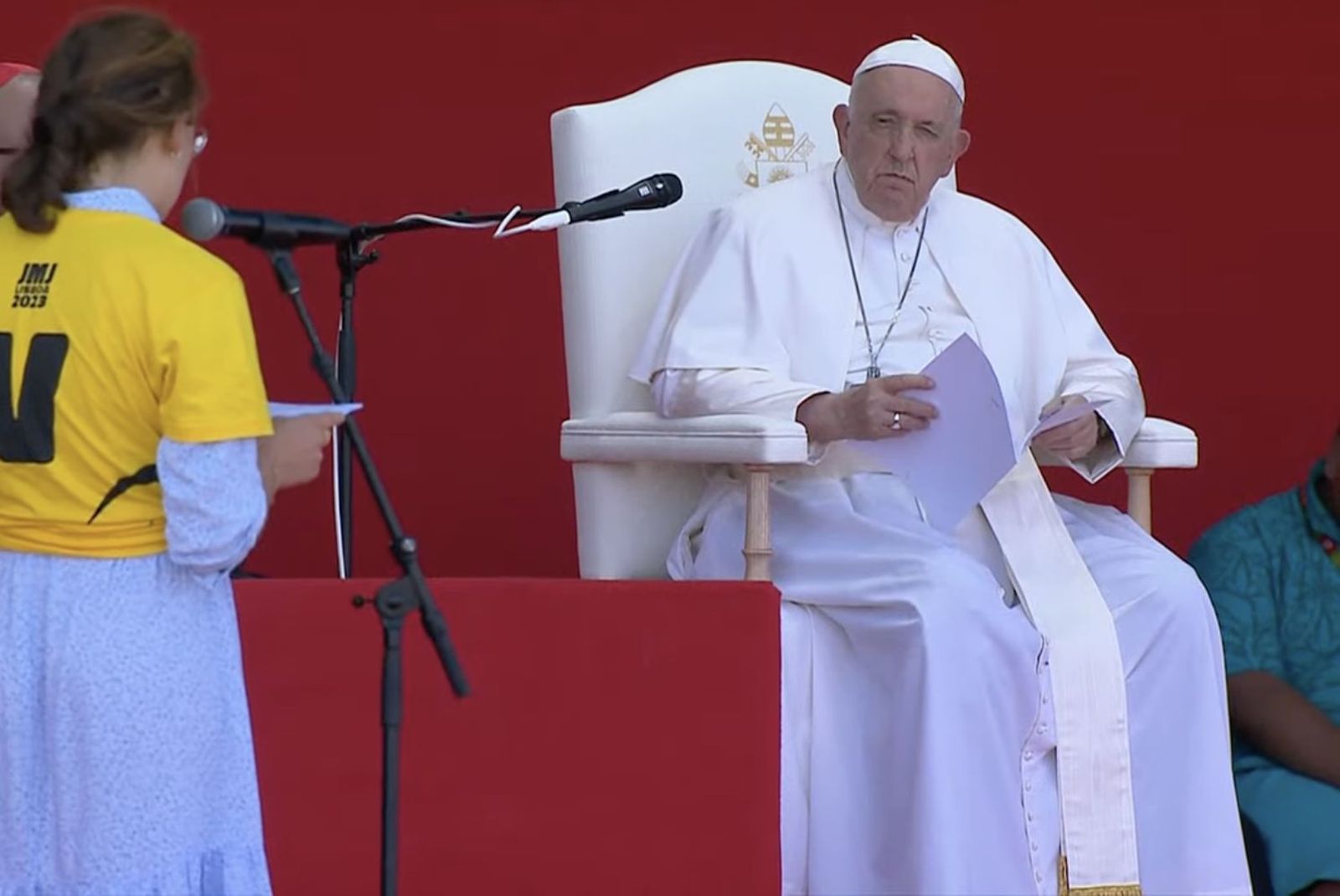 Una joven voluntaria se dirige a Francisco