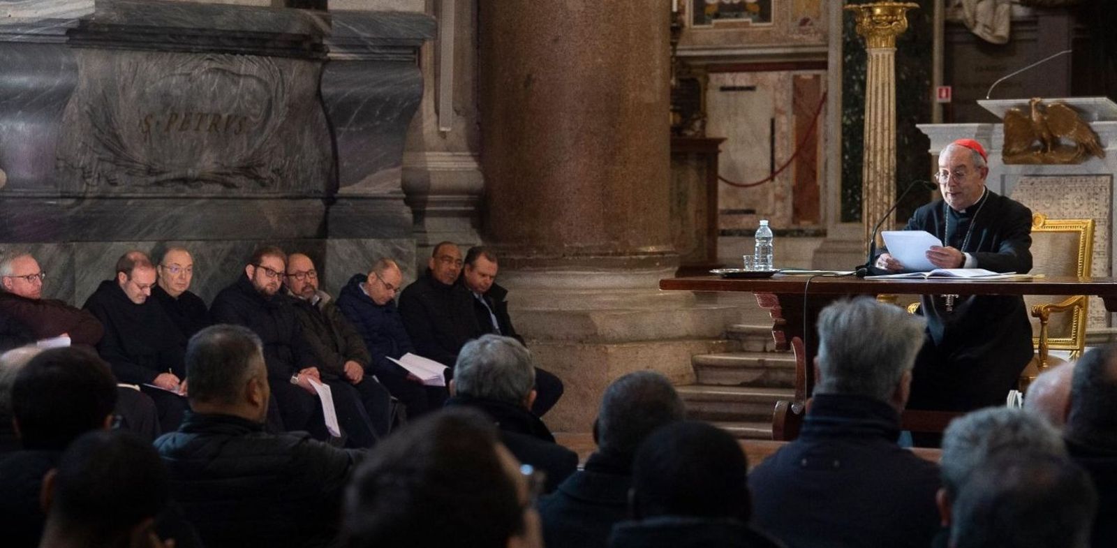 El cardenal vicario Angelo De Donatis lee el discurso del Papa en el encuentro con el clero en la Basílica de San Juan de Letrán