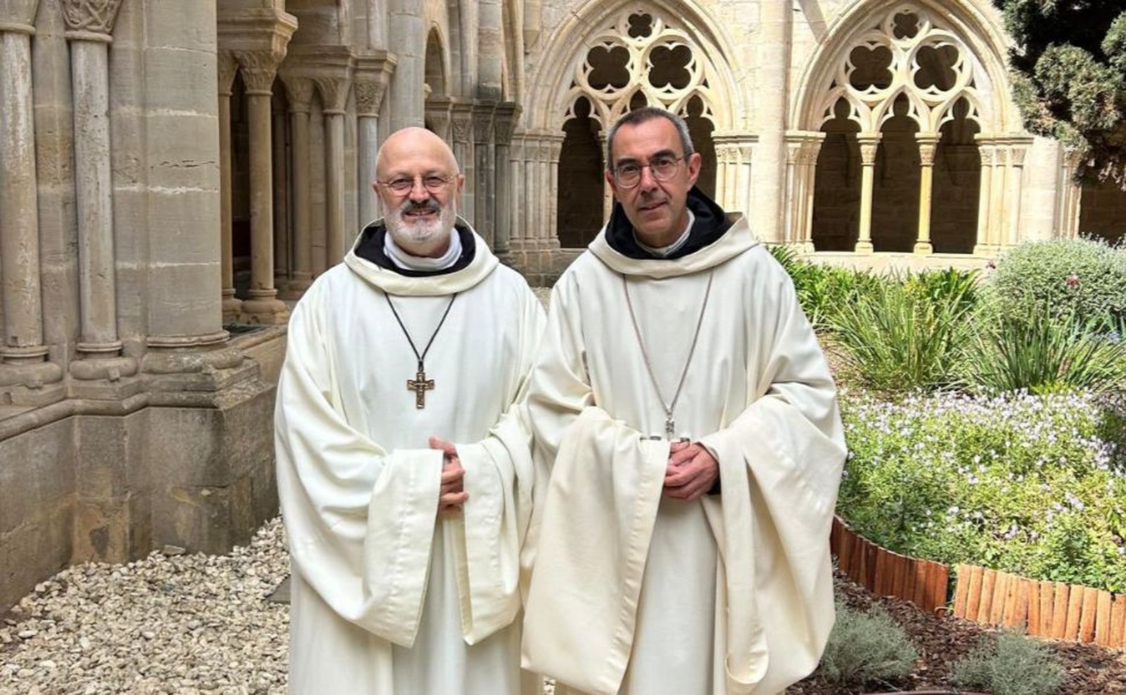 Barrué, a la derecha, con el el abad general del Císter, P. Lepori