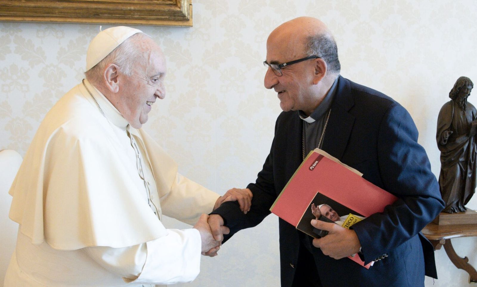 El Papa saluda al cardenal Chomali