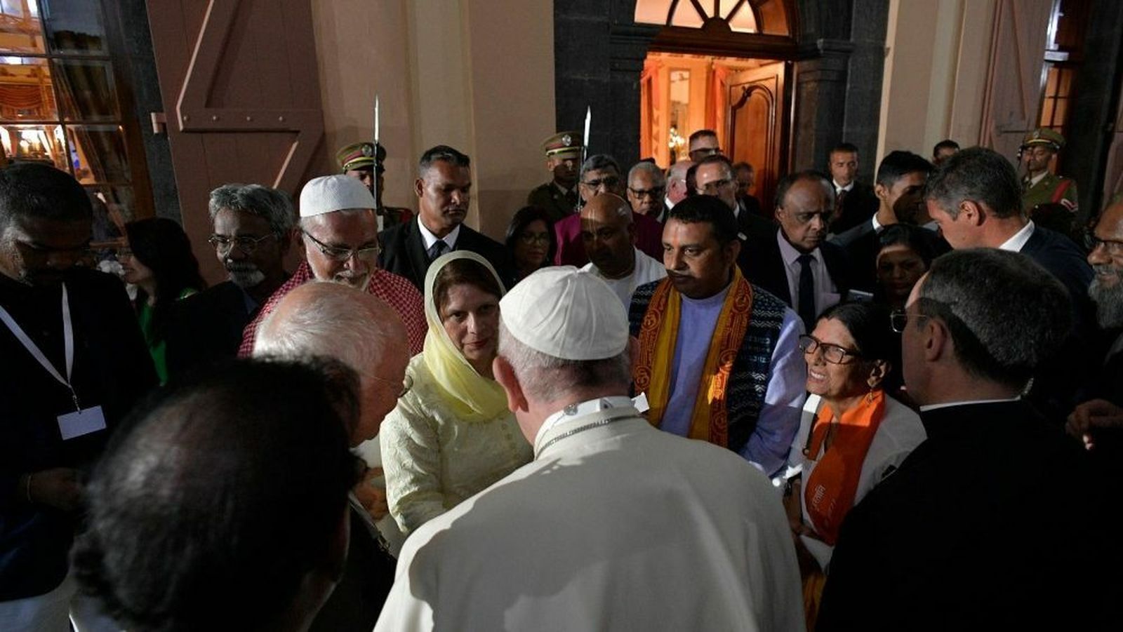 El Papa saluda a los líderes religiosos de Mauricio