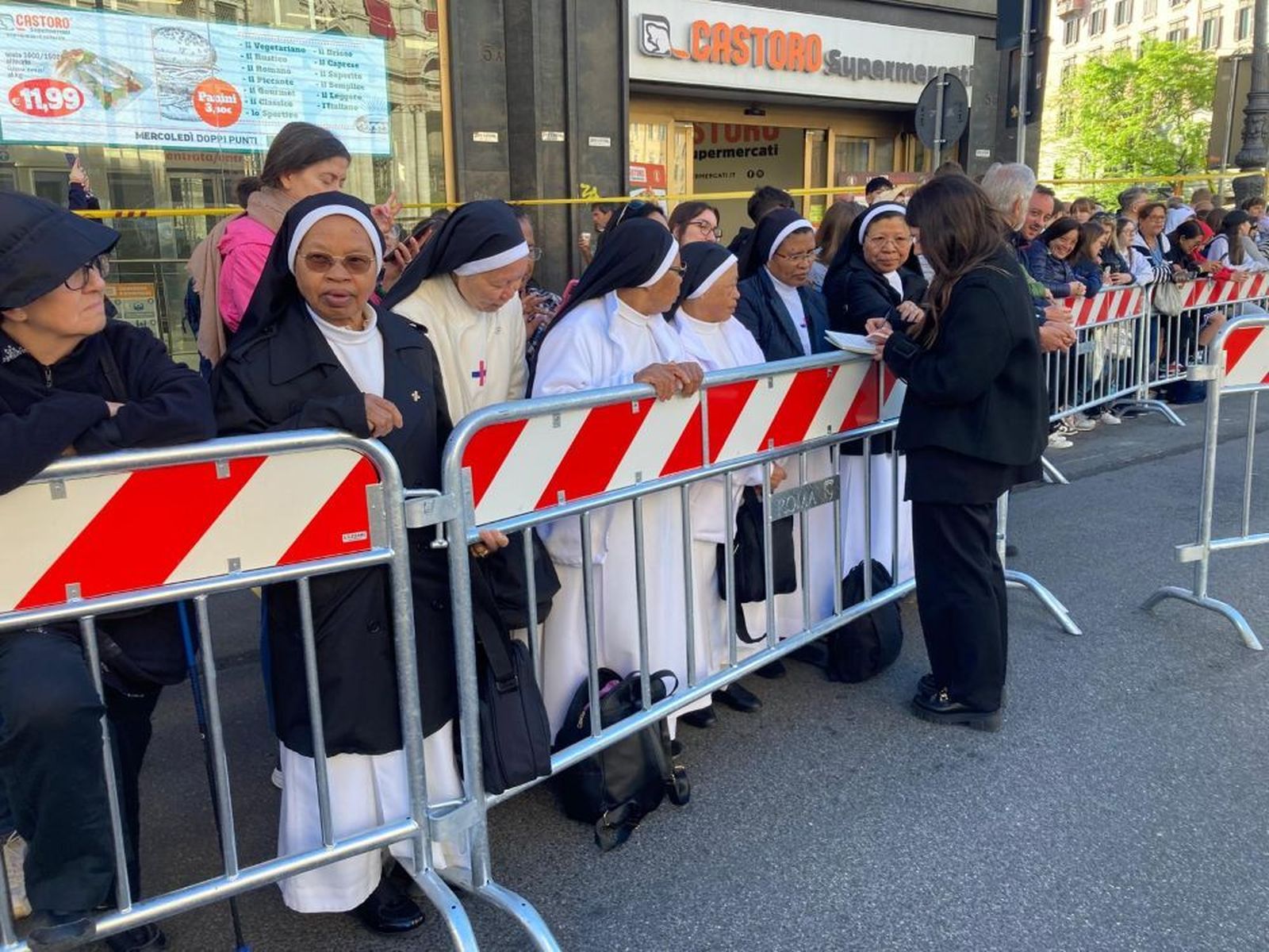 Religiosas esperando la llegada del féretro de la comitiva fúnebre del Papa.