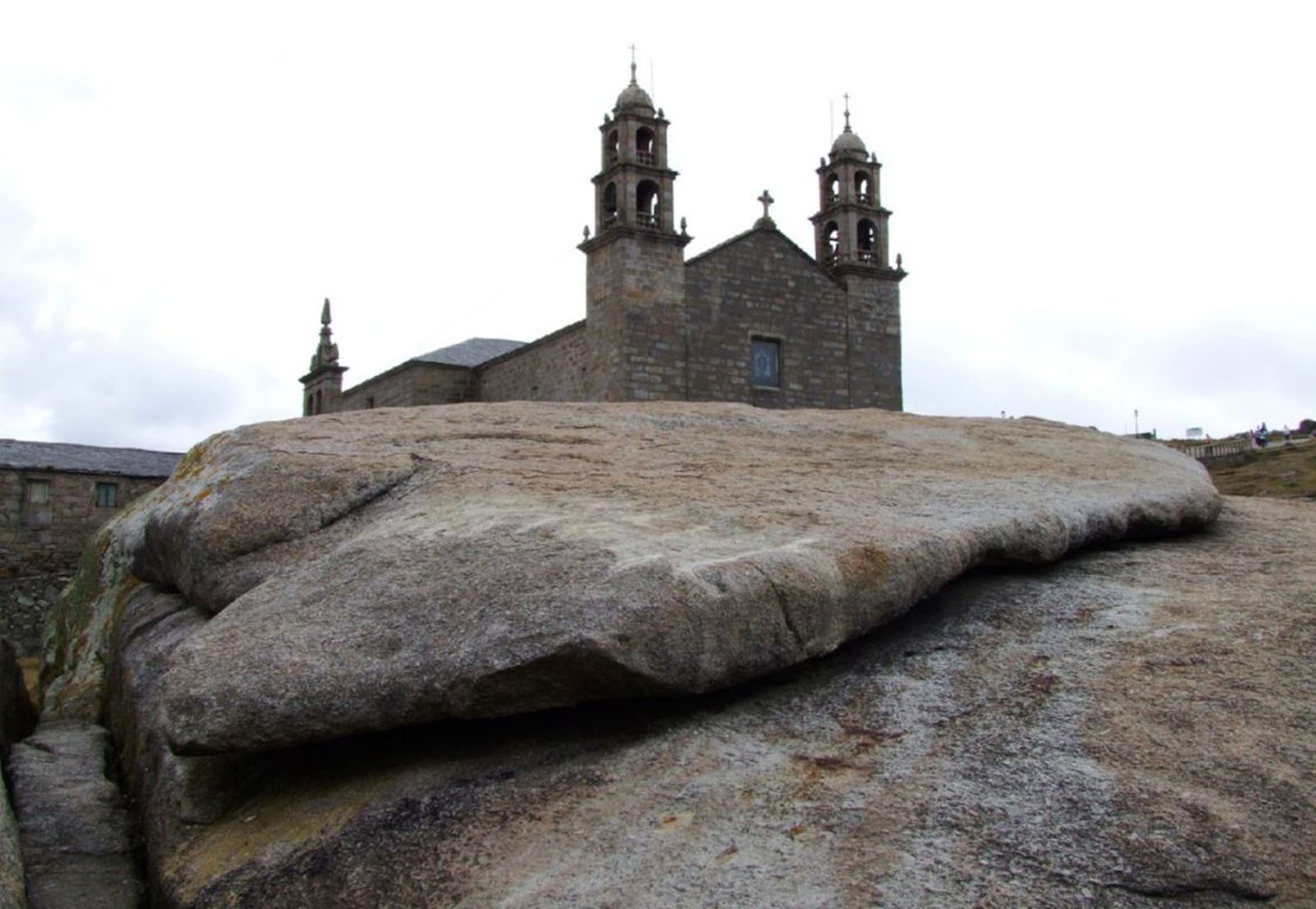A pedra de abalar y el santuario de la Virgen de la Barca