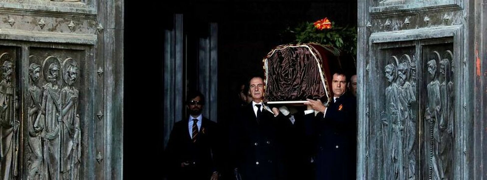 Los nietos de Franco sacan el féretro con los restos del dictador del Valle