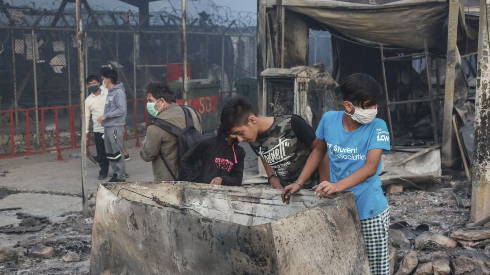 Refugiados tras el incendio en Moria