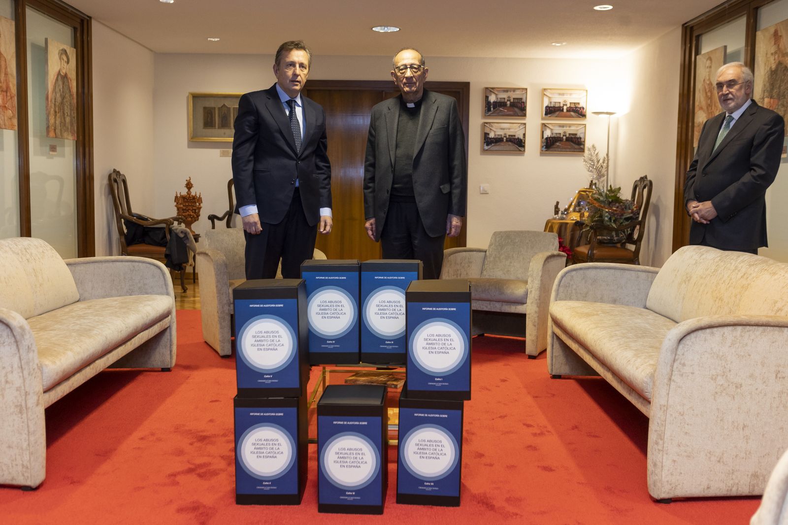 Javier Cremades entregó el informe a Omella