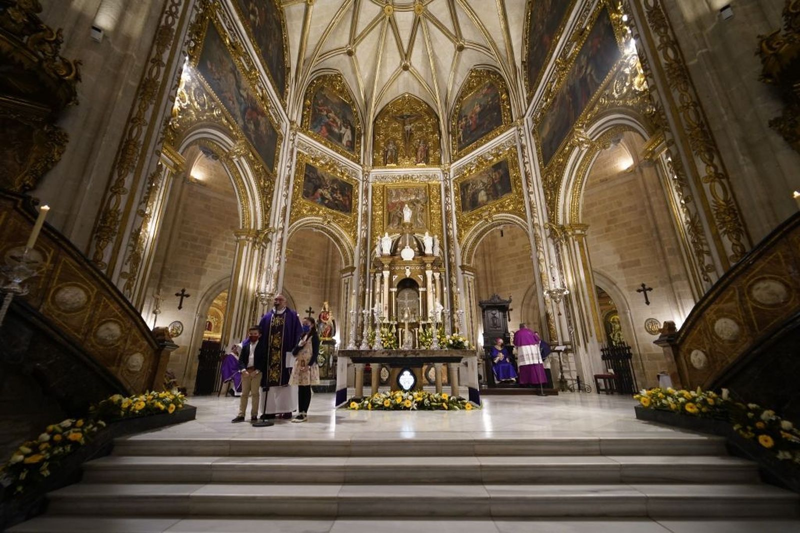 Gómez Cantero, a su entrada a Almería; al otro lado, sentado, González Montes