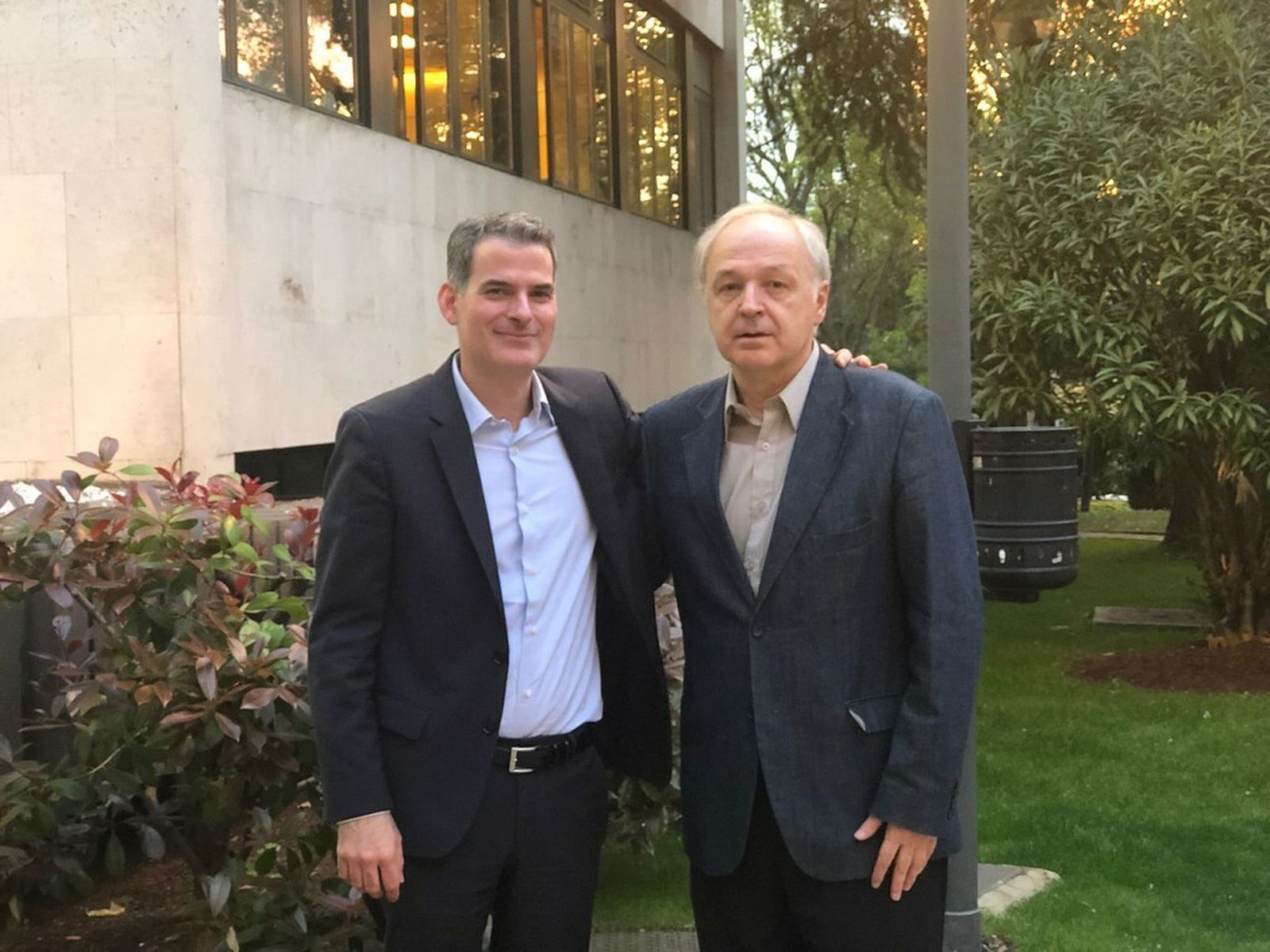 Los teólogos Rafael Luciani (i) y Carlos Schickendantz