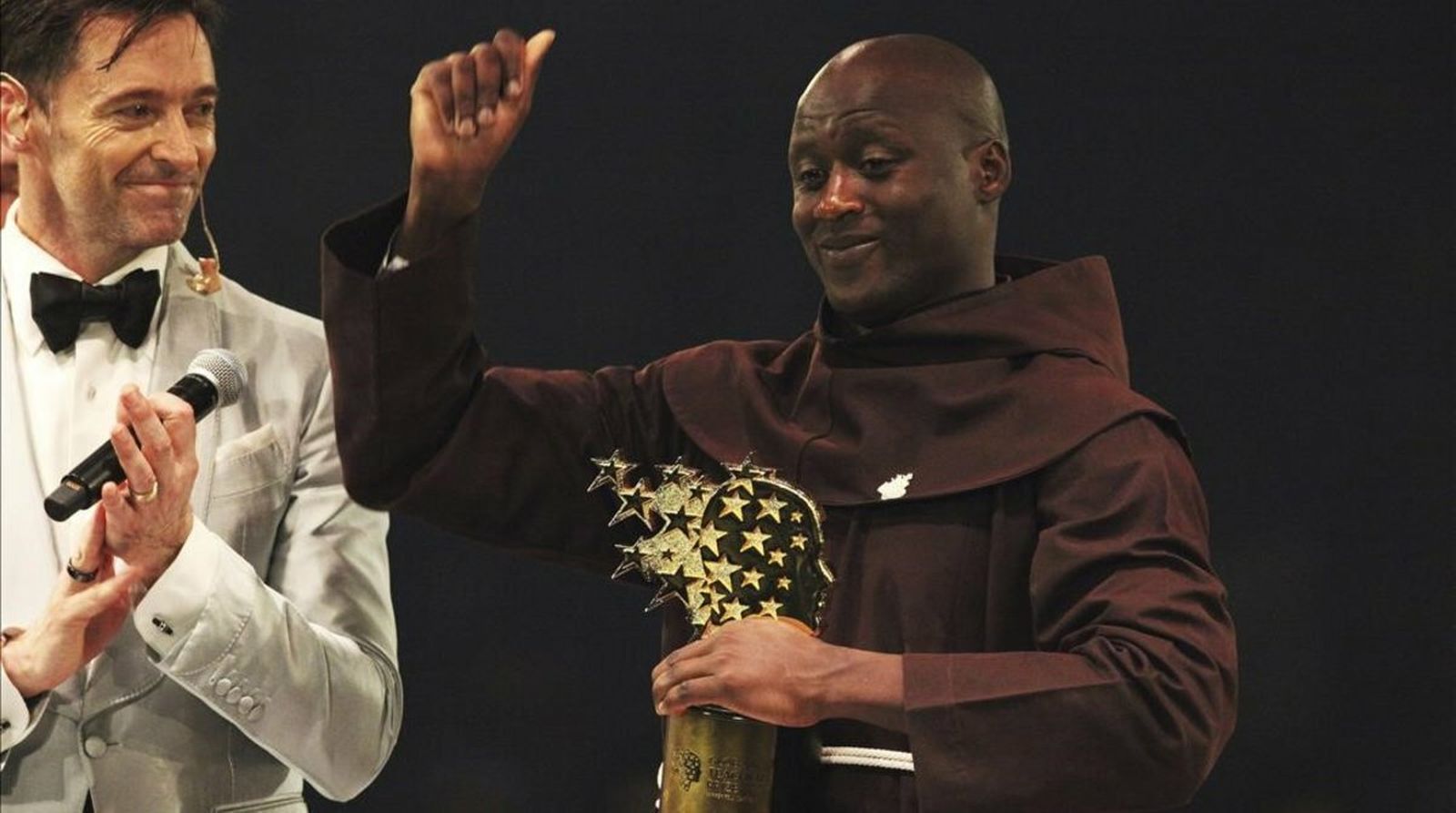 Un fraile franciscano keniata se alza con el premio del "Mejor Maestro del Mundo"