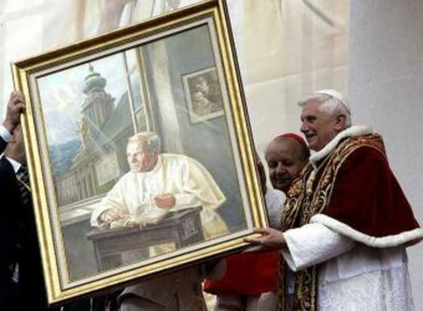 Benedicto XVI sostiene el cuadro de Juan Pablo II