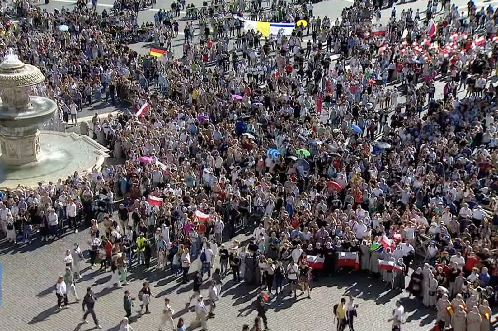 Fieles en la plaza de San Pedro para asistir al rezo del ángelus
