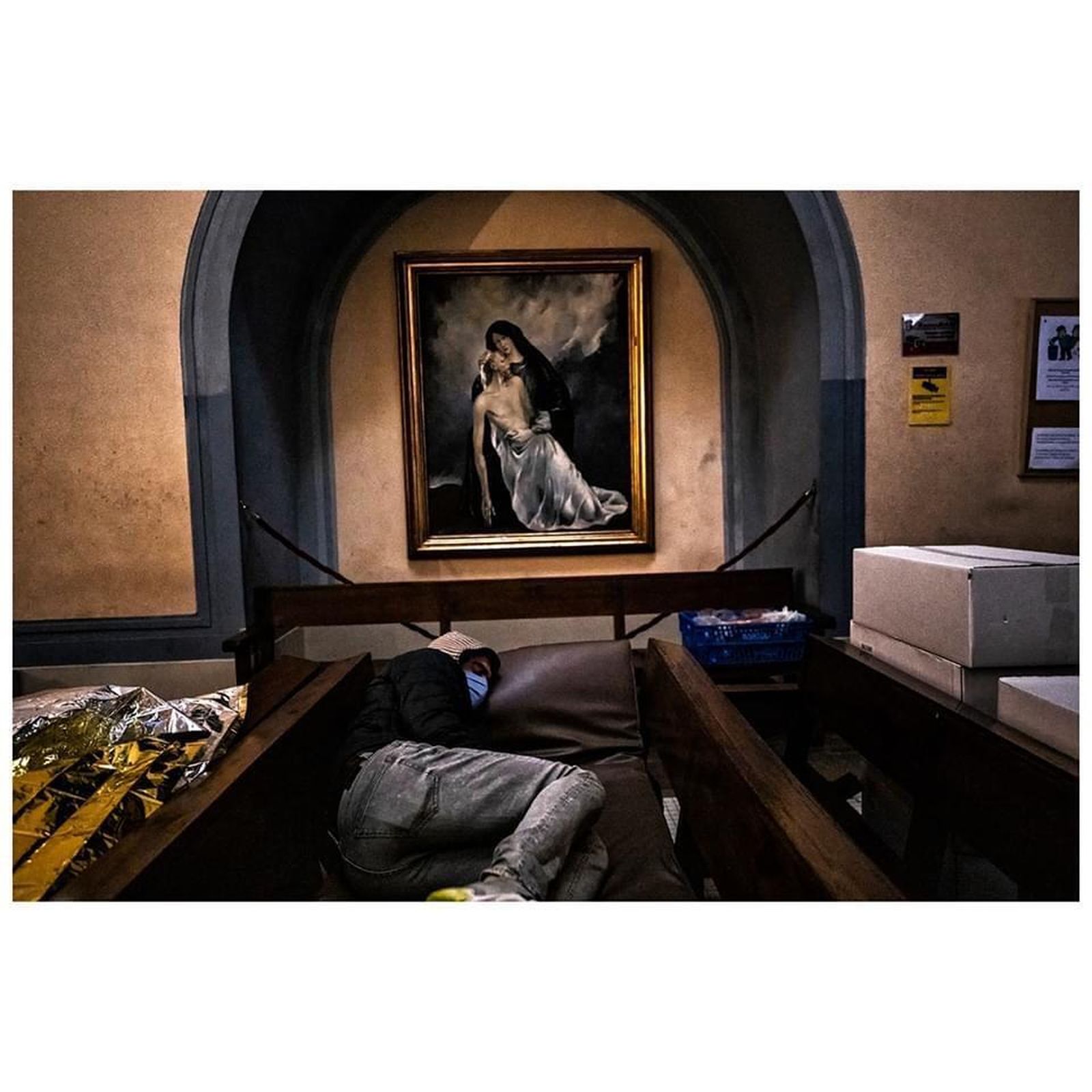 Un descanso para los sin techo en la iglesia de Santa Anna de Barcelona