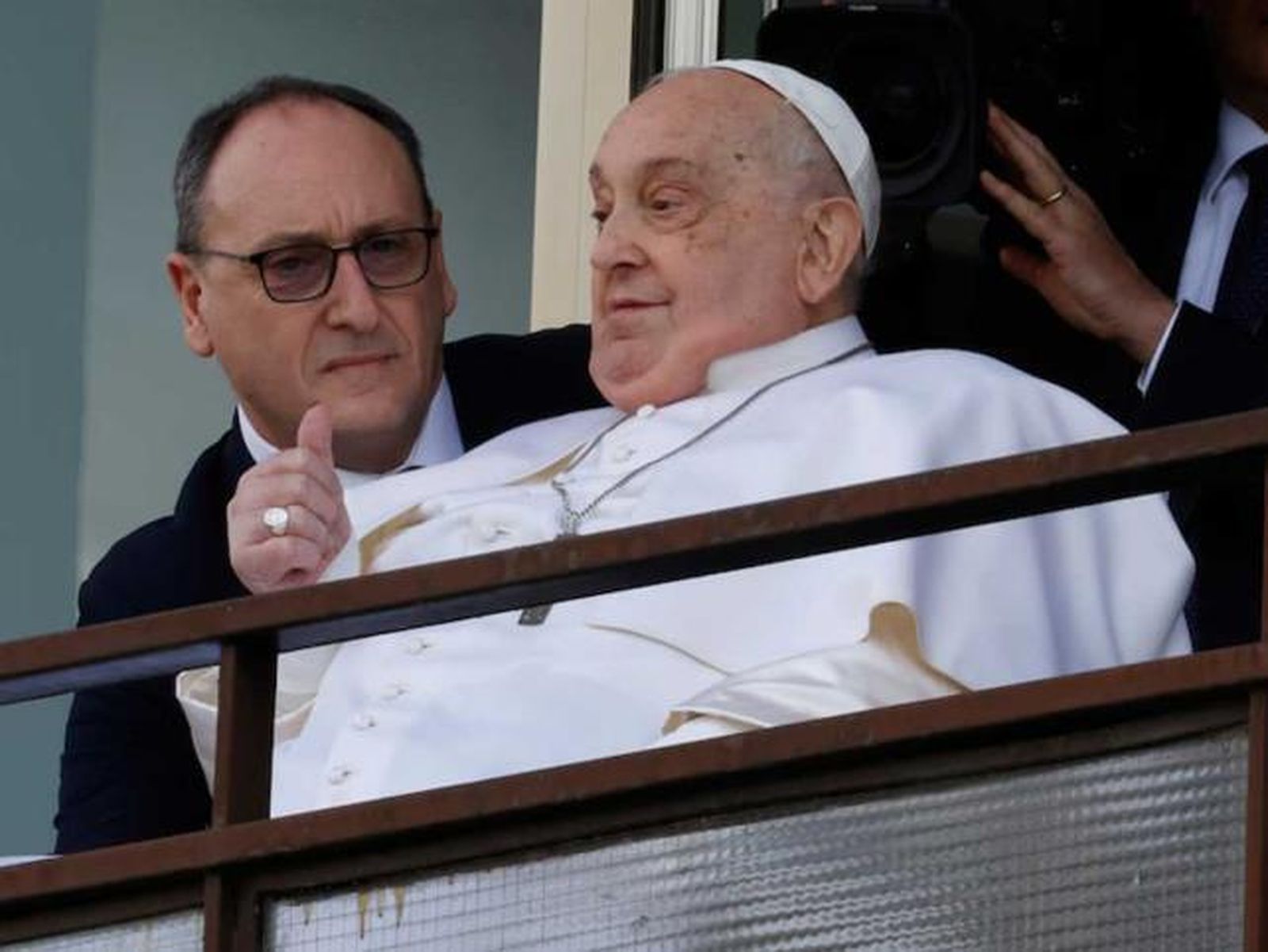 El Papa, con su enfermero