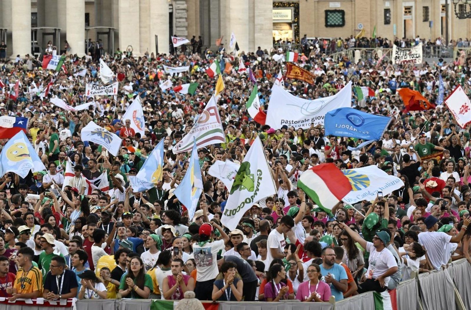 40.000 jóvenes italianos llenaron la plaza de san Pedro