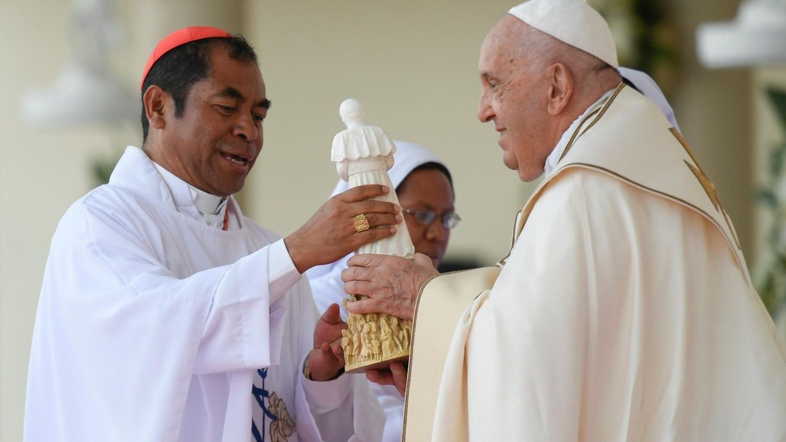 El Papa junto al cardenal do Carmo da Silva en la Misa en la explanada de Taci Tolu