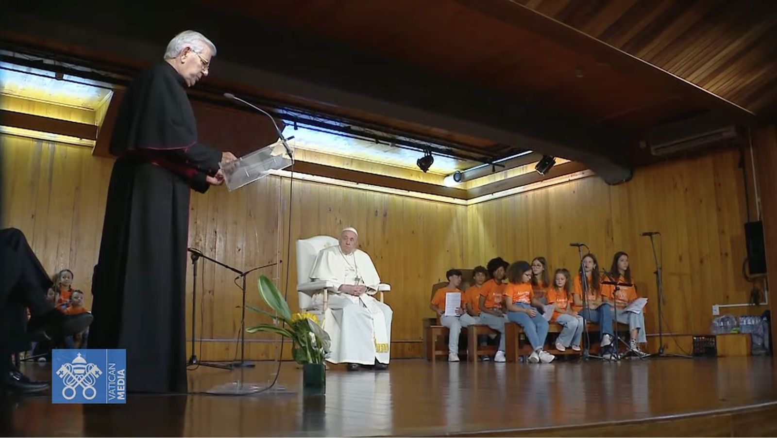 Don Francisco, el párroco, da la bienvenida al Papa