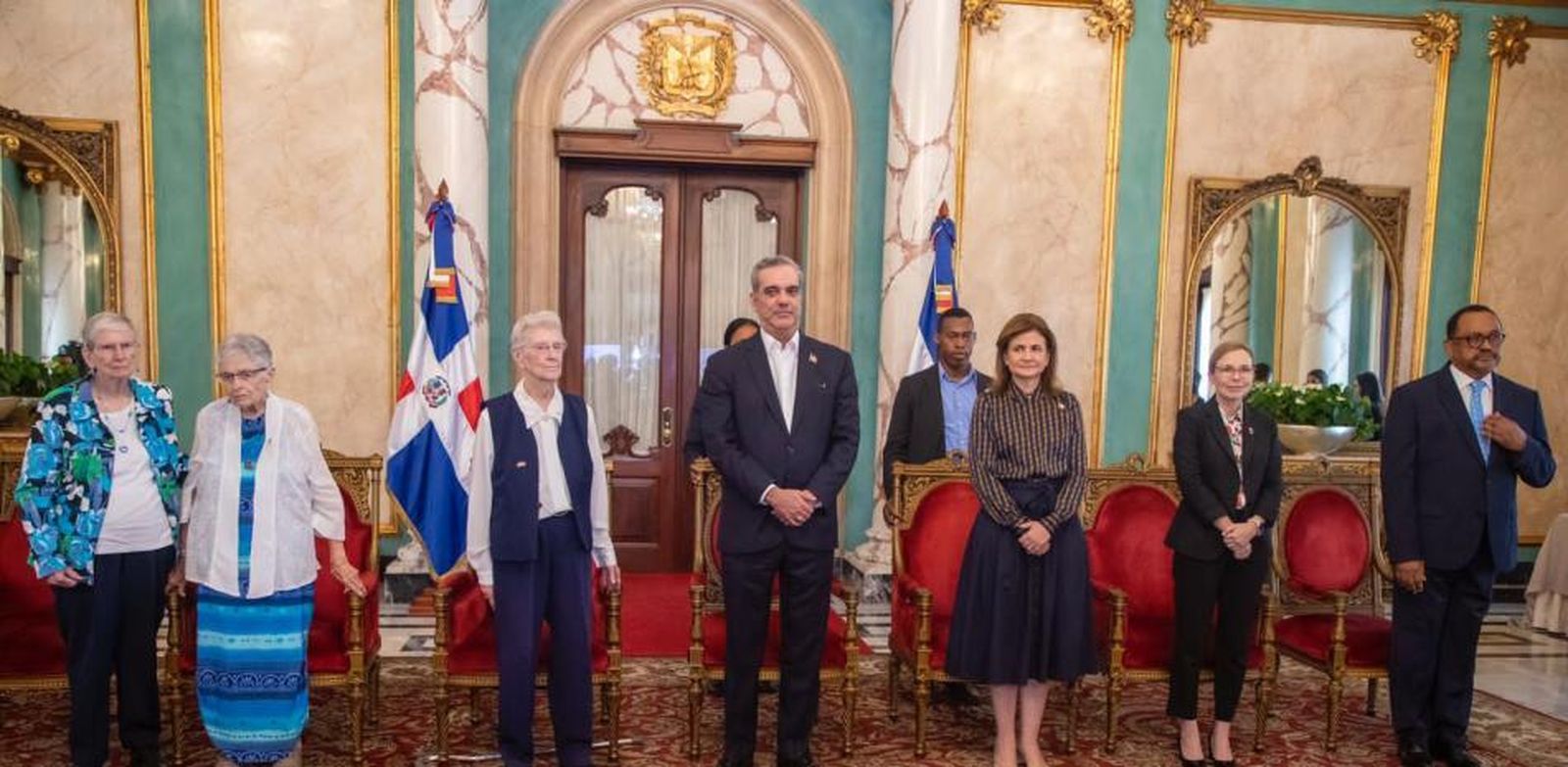 Presidente de República Dominicana condecora a tres monjas por su labor educativa