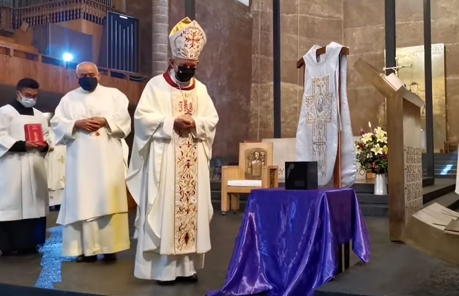 Cuando el obispo lloró por sus sacerdotes…