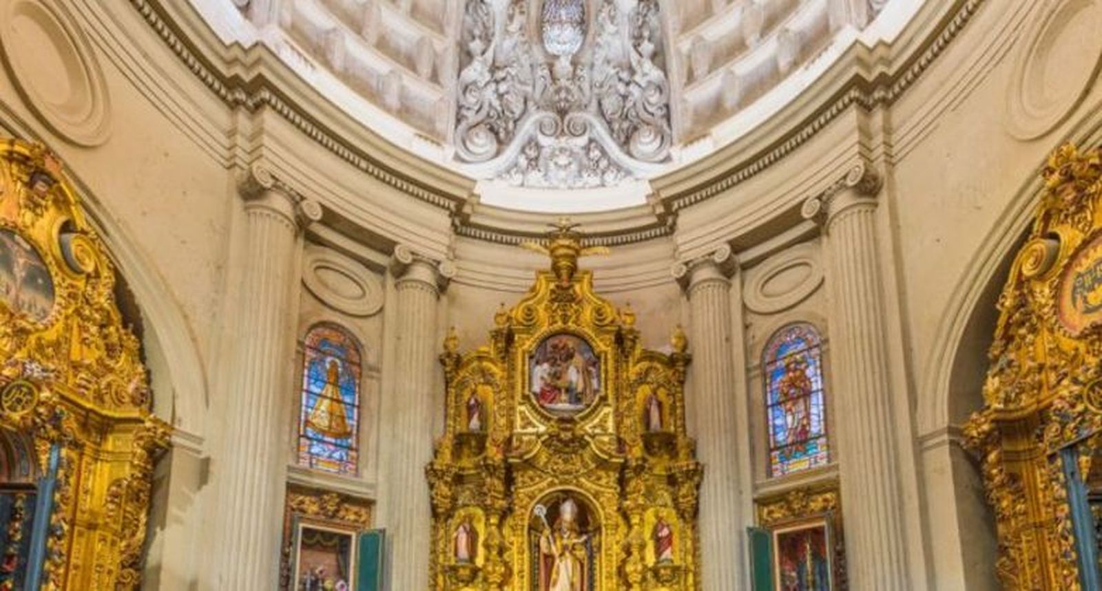 Capilla con retablo en la catedral de Guadix