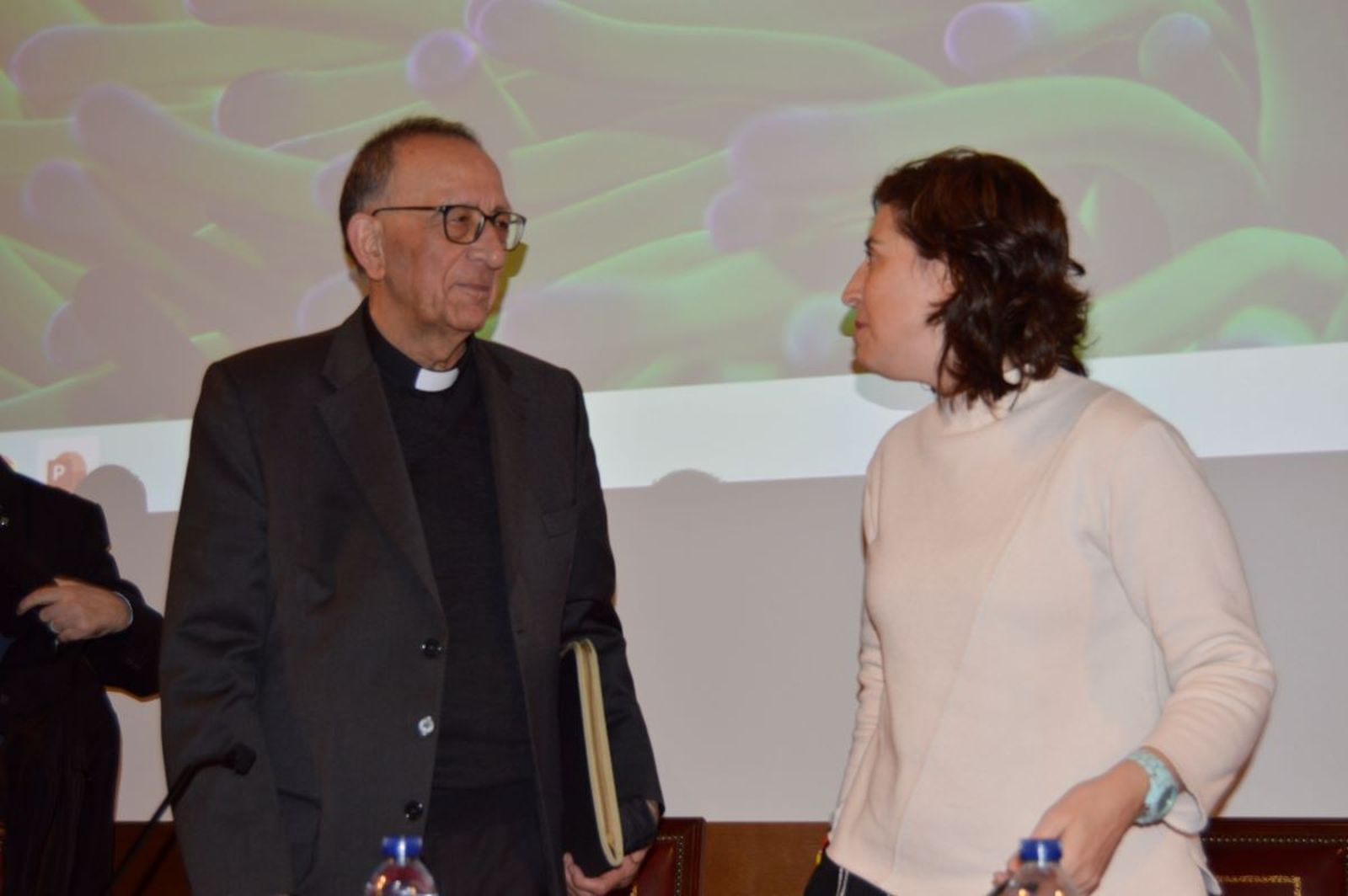 El cardenal Omella y Eva Fernández