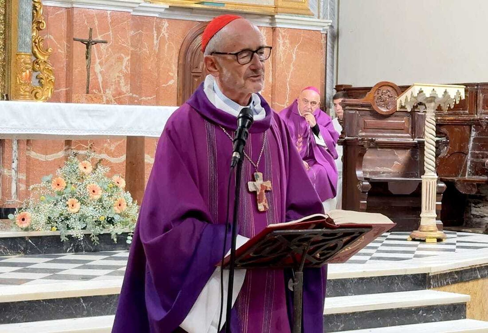 Czerny, durante la eucaristía; detrás, Benavent