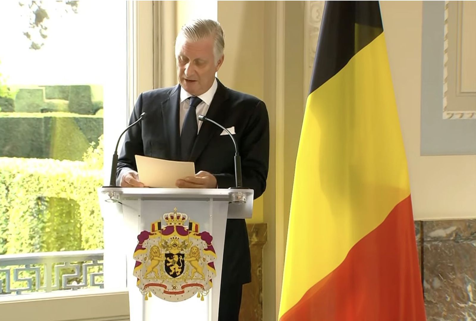 El rey Felipe de Bélgica saluda al Papa