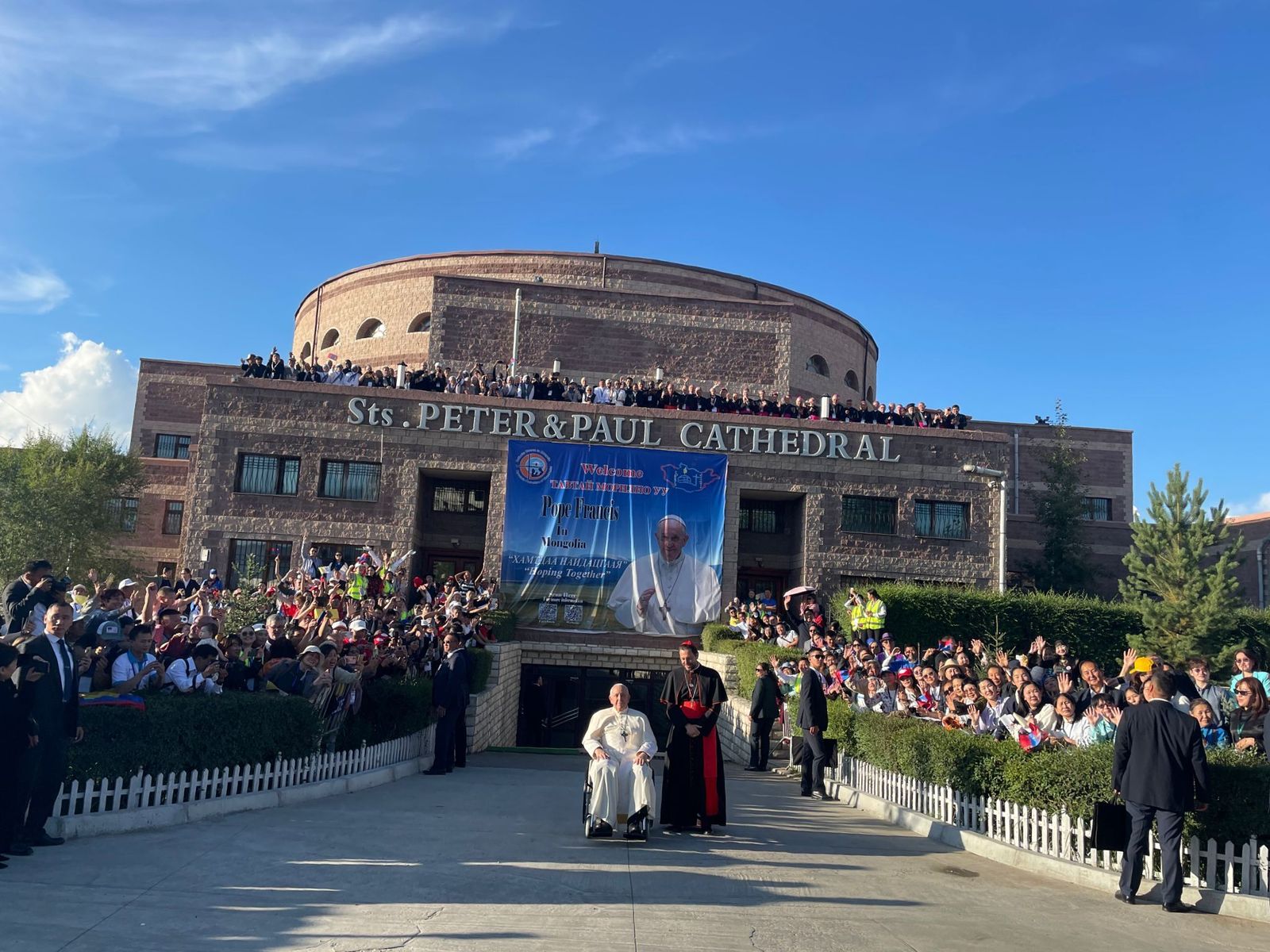 El Papa, con todos (literalmente) los católicos de Mongolia