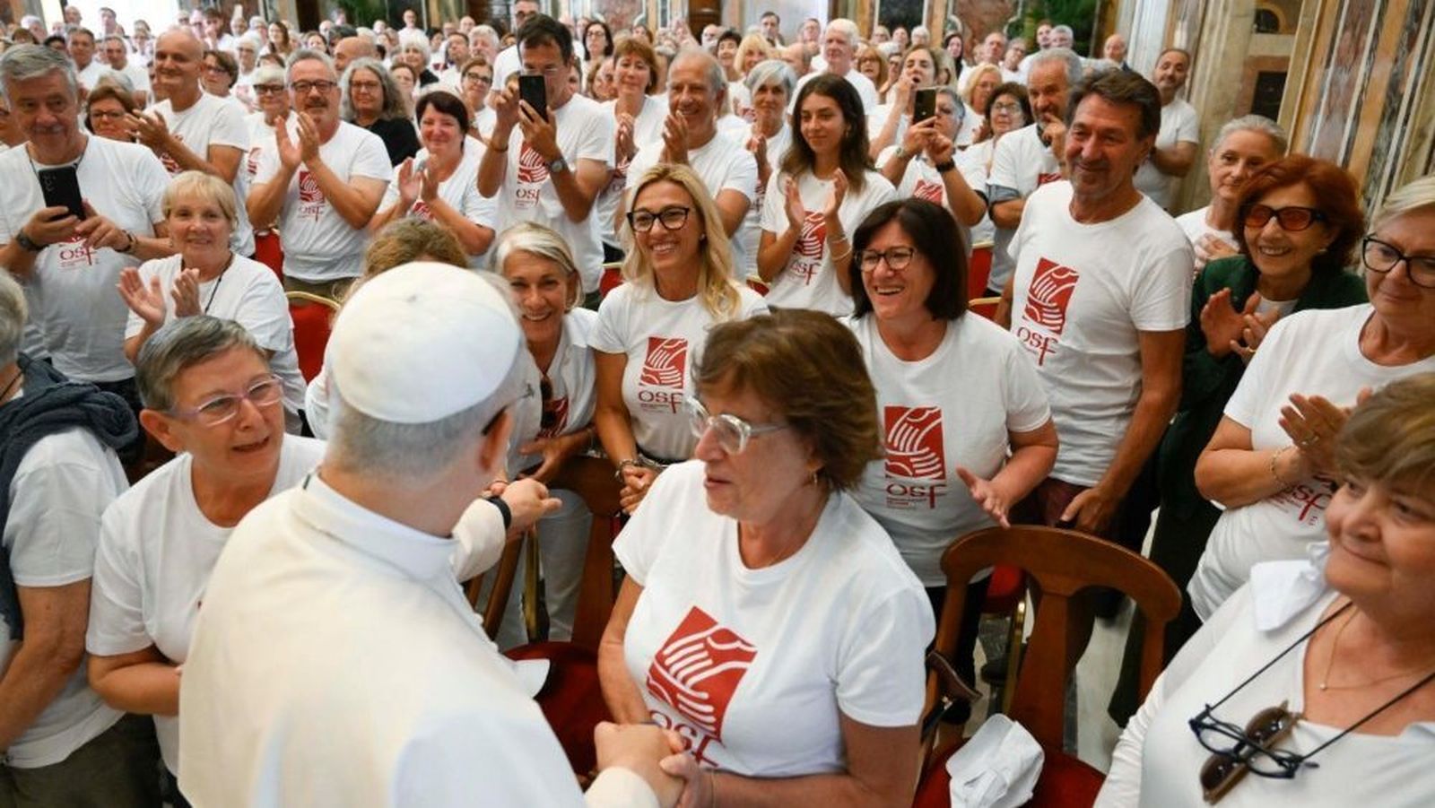 El Papa saluda a miembros de la Opera San Francesco per i Poveri de Milán