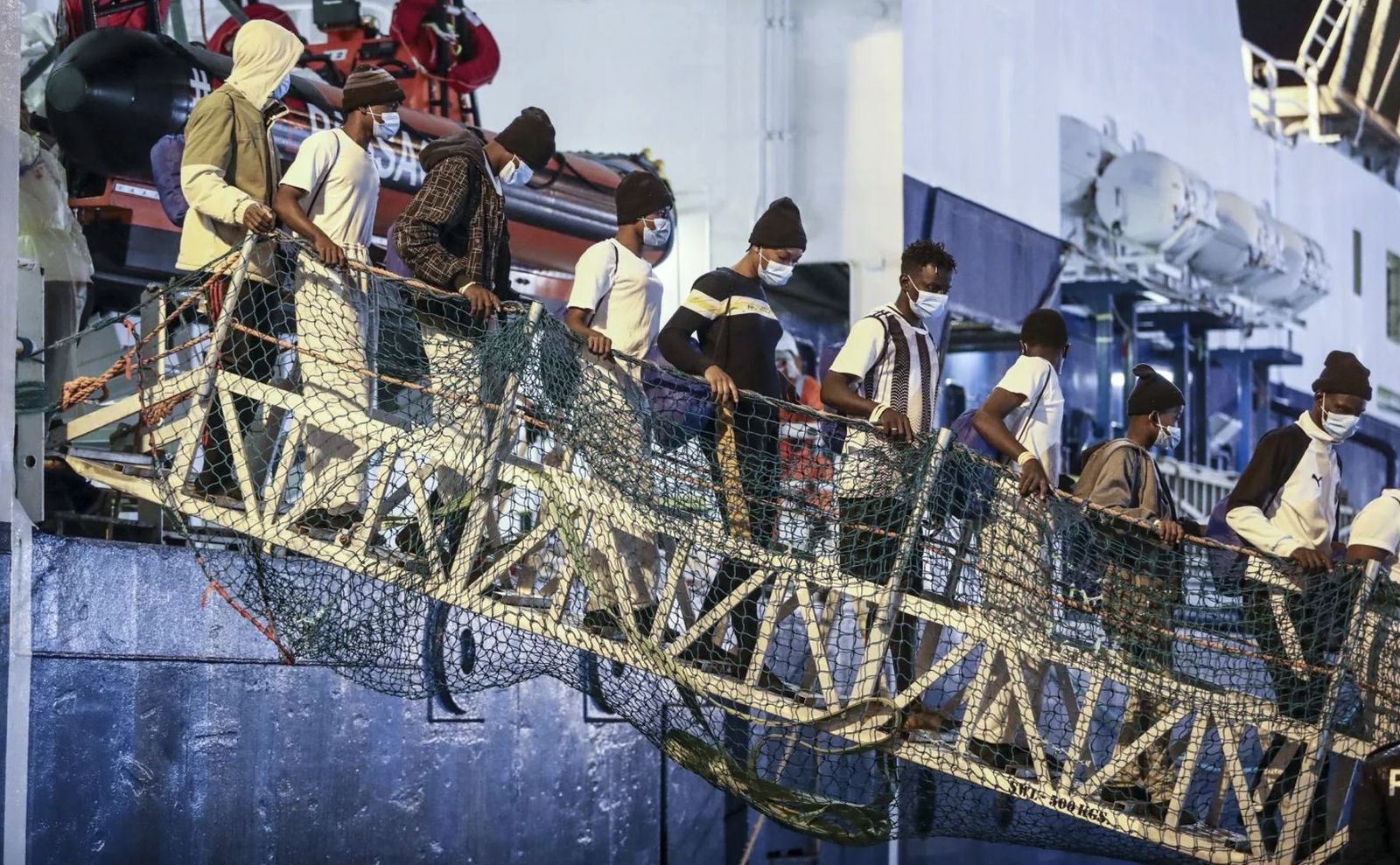 Inmigrantes descienden de un barco humanitario en el puerto italiano de Catania