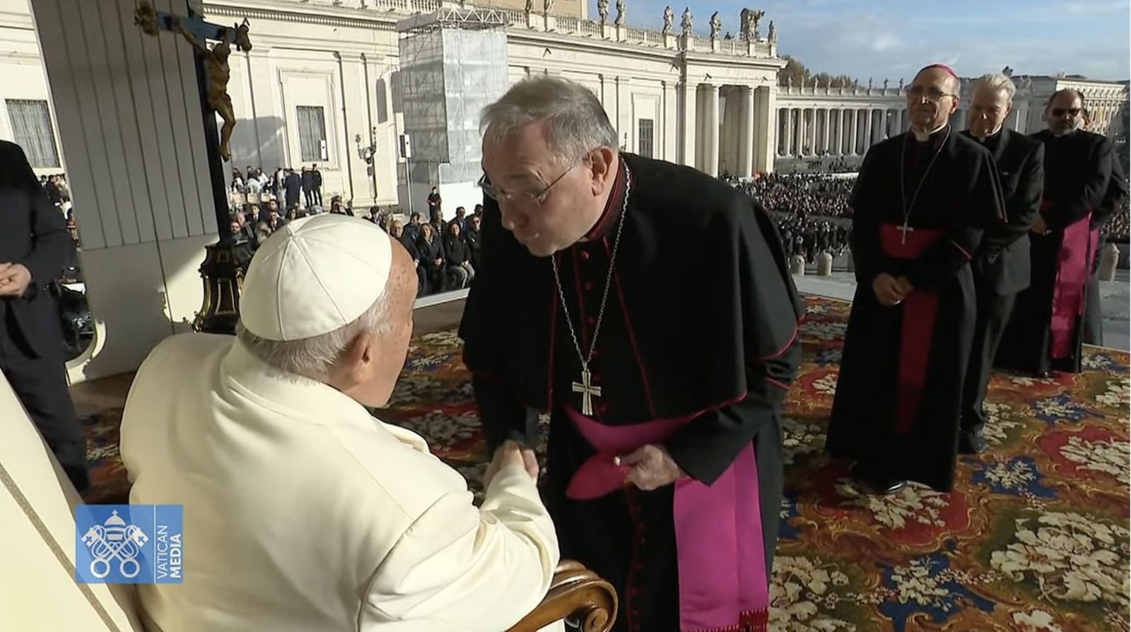 Luis Ángel de las Heras, obispo de León, saluda al Papa en la audiencia general