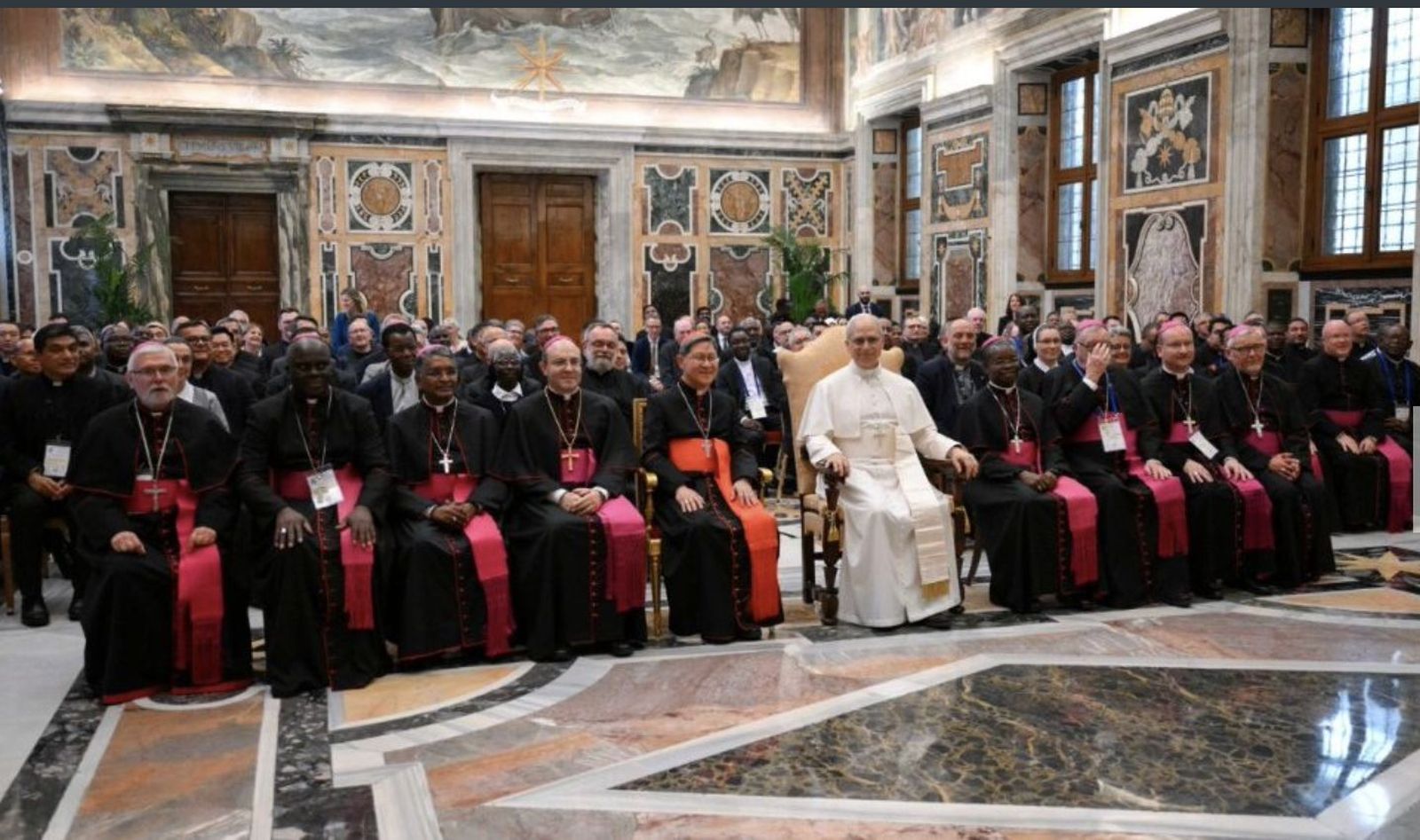León XIV y el cardenal Tagle, con los directores de las OMP