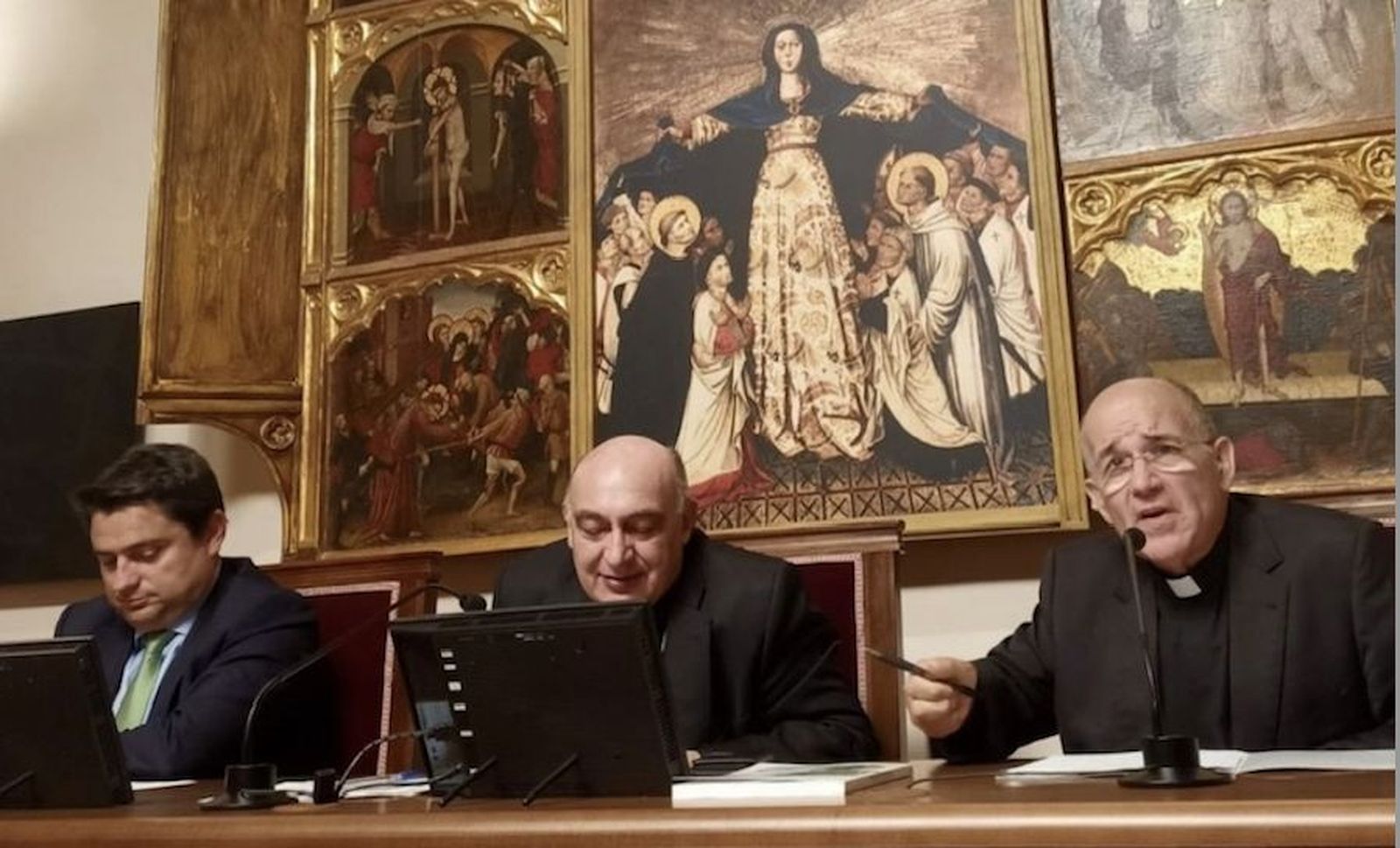 El Arzobispo de Valencia, Enrique Benavent, el Rector de la UCV, José Manuel Pagán, y el Vicario Episcopal de Cultura y RRII de Valencia y Director de la Cátedra de la Caridad UCV, D. José Luis Sánchez