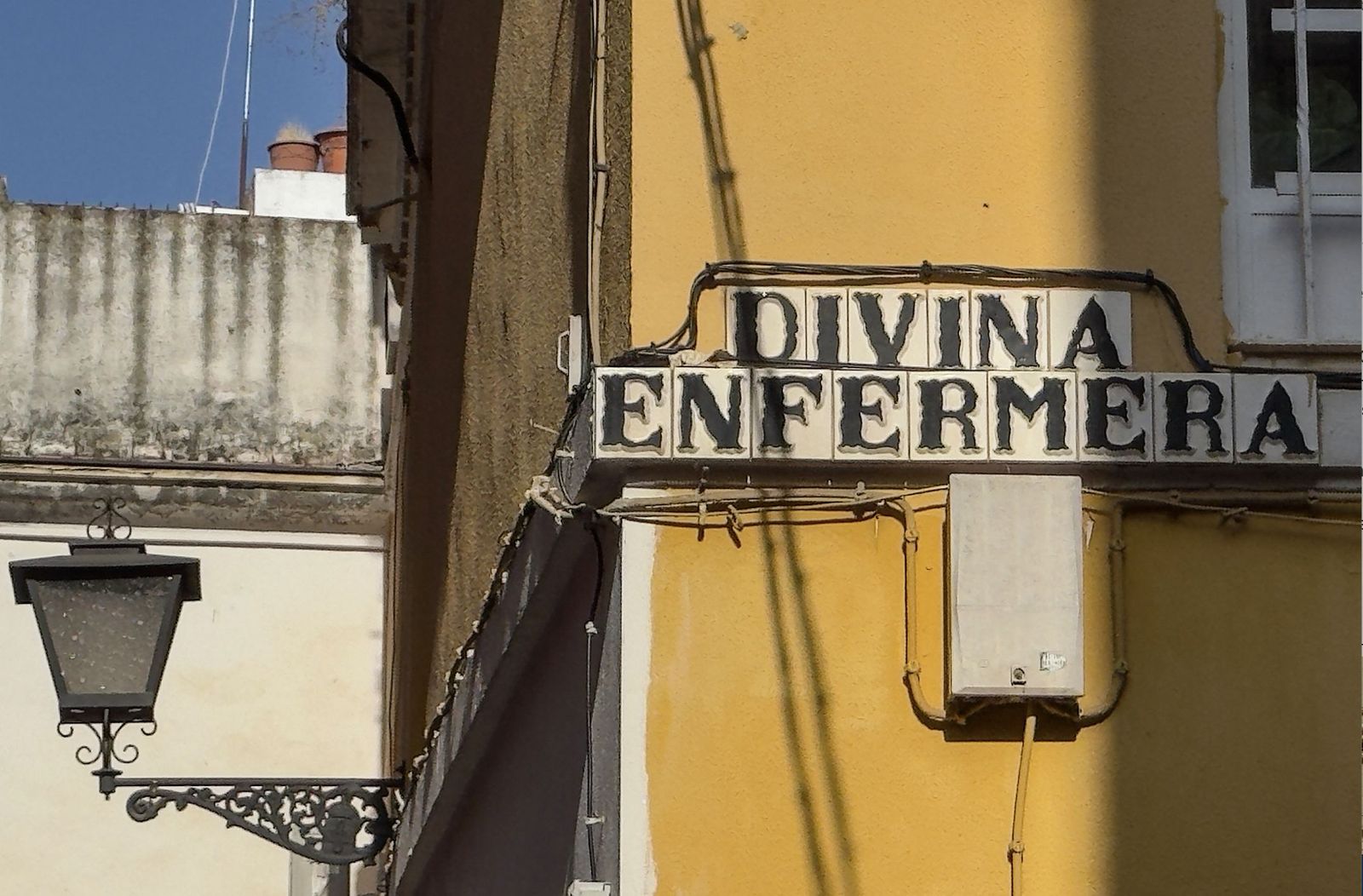 Rótulo de la calle Divina Enfermera en Sevilla