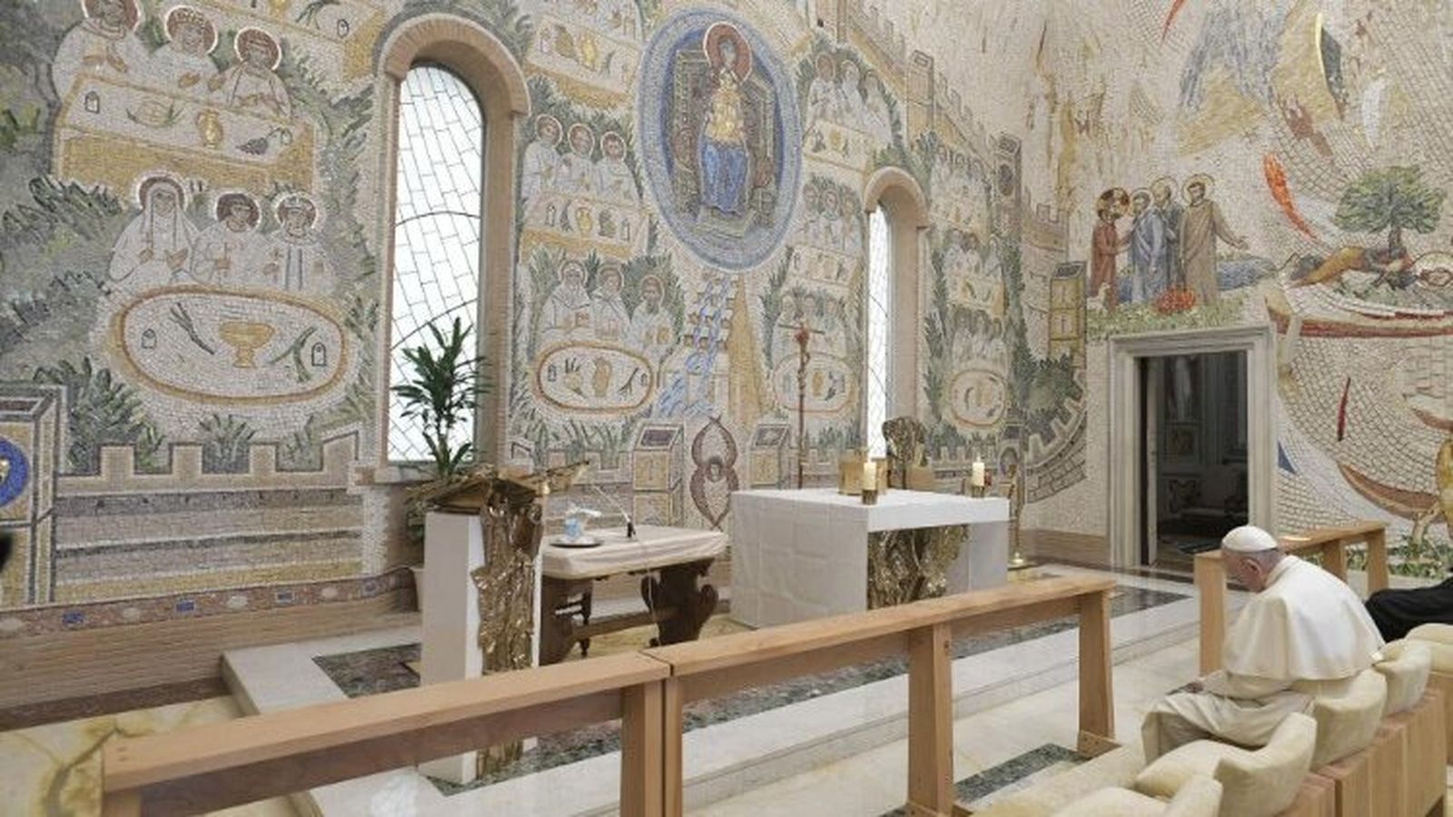Francisco ora en la Capilla Redemptoris Mater