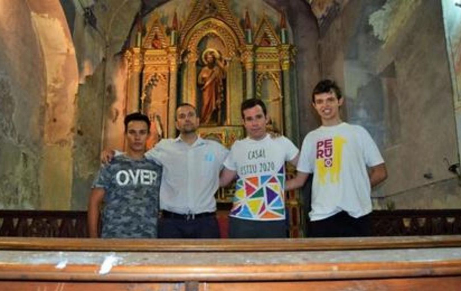 El obispo y seminaristas, en obras de restauración en una iglesia