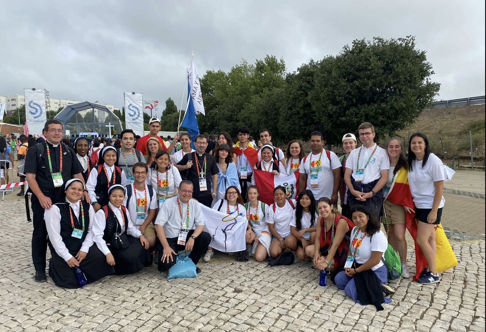 El arzobispo José Cobo con un grupo de peregrinos en Portugal para la JMJ de Lisboa