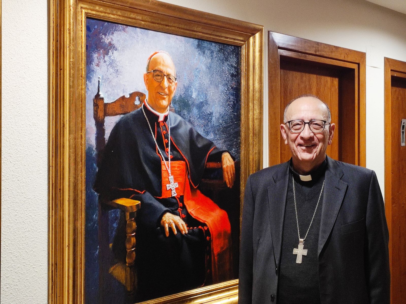 El cardenal Omella, ante su retrato en la 'galería' de presidentes