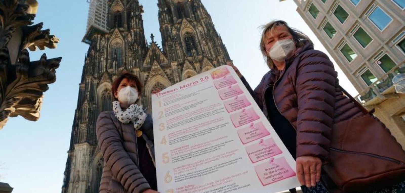 Las otras 'Lutero': El movimiento 'María 2.0' cuelga sus tesis en las puertas de catedrales e iglesias