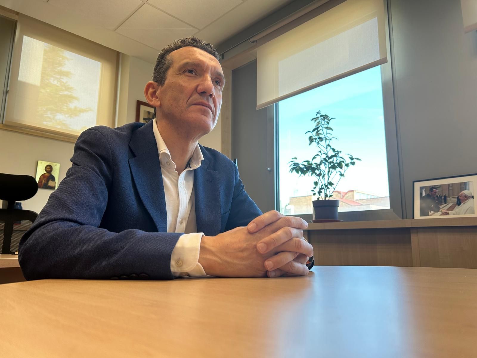 El decano Ángel Cordovilla, en su despacho en Cantoblanco